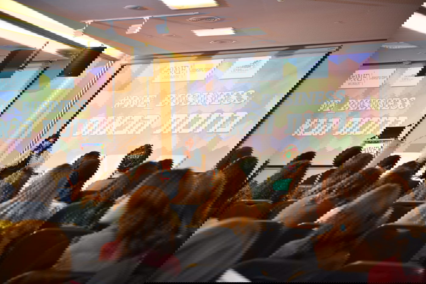 הנשים החרדיות מקשיבות לדברי חוטובלי