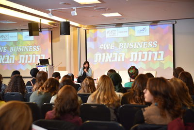 הנשים החרדיות מקשיבות לדברי חוטובלי