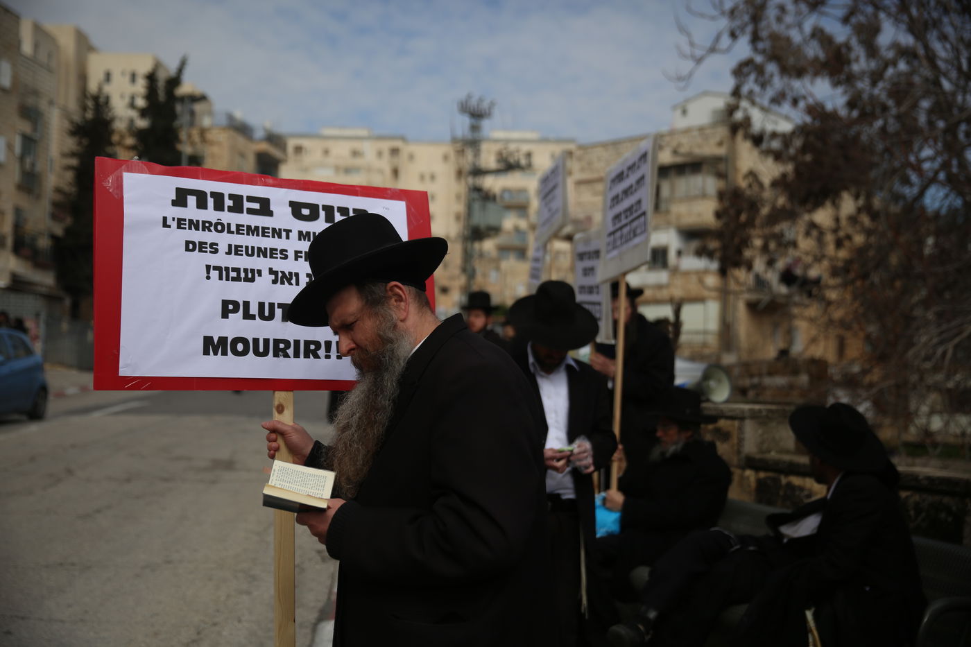 תיעוד: הקיצוניים הפגינו מול לשכת הגיוס