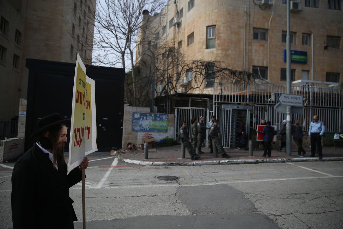 תיעוד: הקיצוניים הפגינו מול לשכת הגיוס