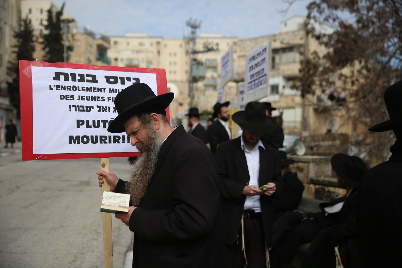 תיעוד: הקיצוניים הפגינו מול לשכת הגיוס
