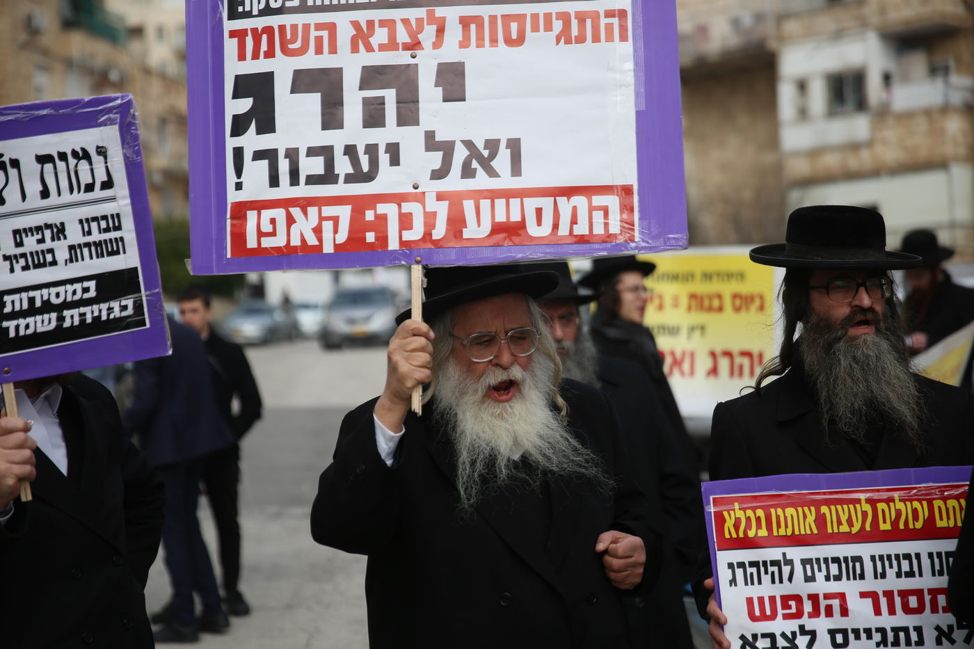 תיעוד: הקיצוניים הפגינו מול לשכת הגיוס