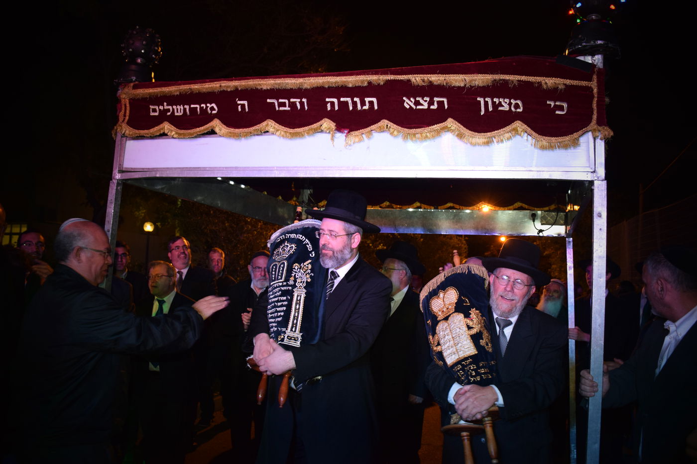 הכנסת ספרי תורה עתיקים לישיבה החרדית-טכנולוגית "דרך חיים"