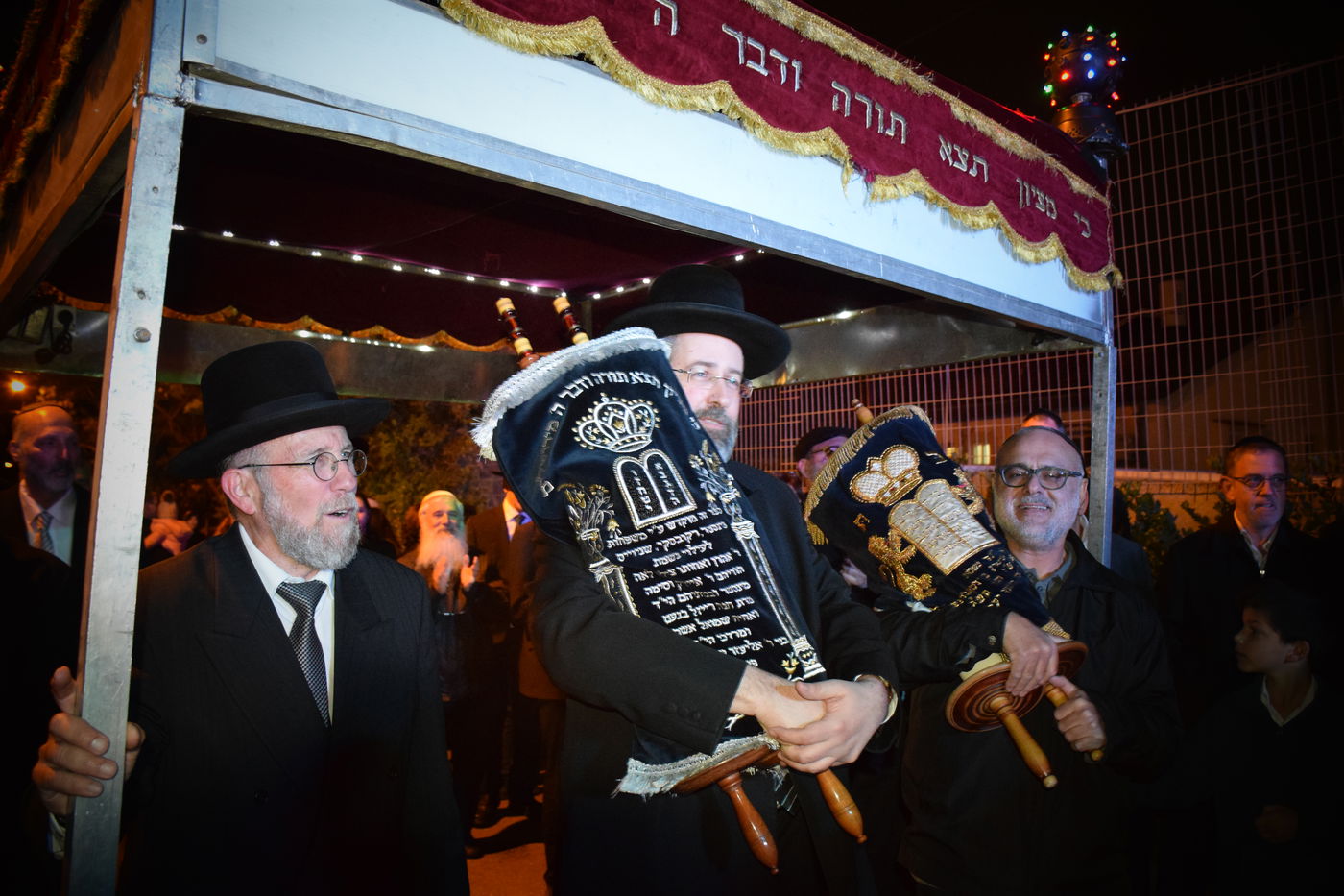 הכנסת ספרי תורה עתיקים לישיבה החרדית-טכנולוגית "דרך חיים"