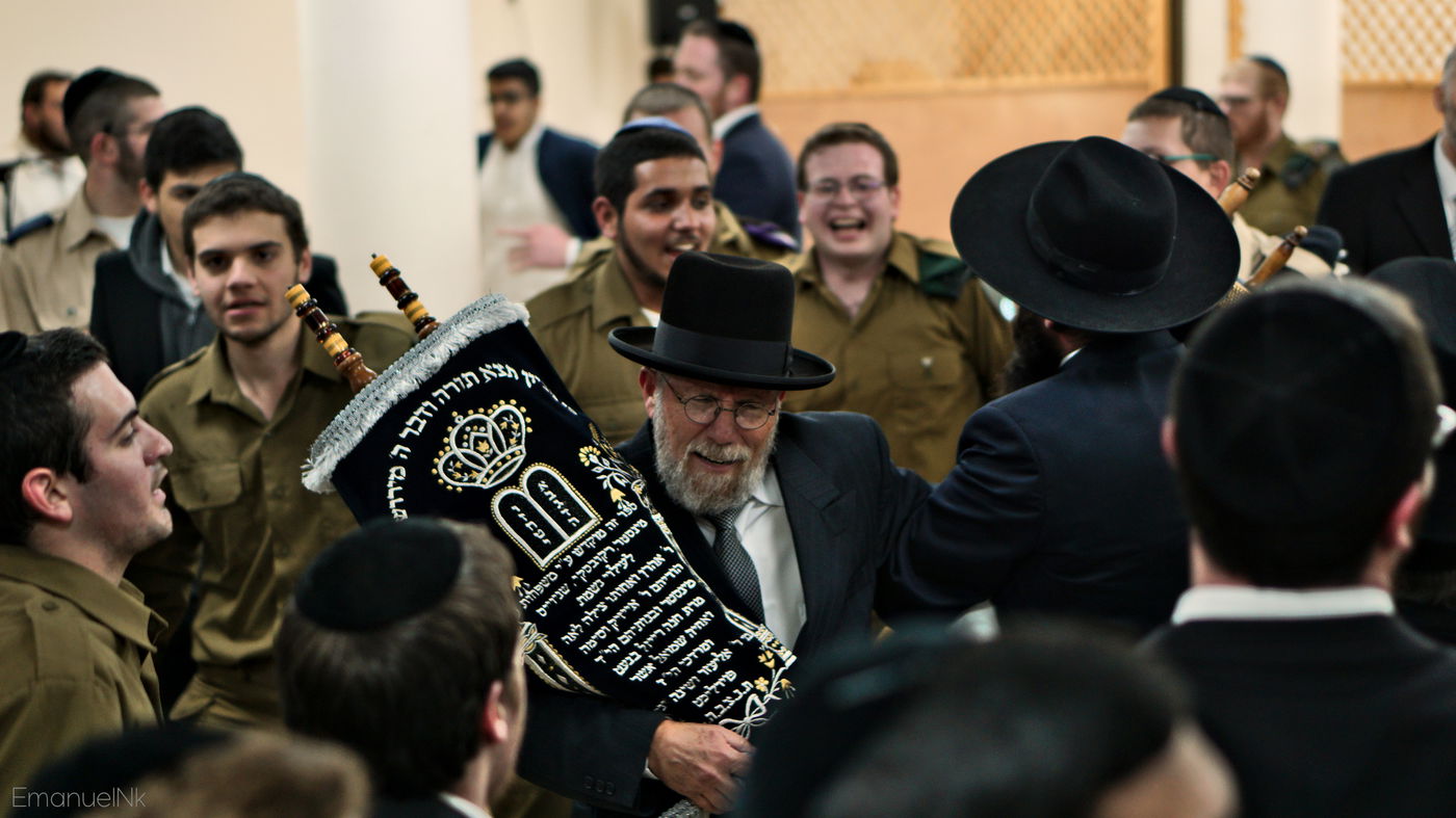 הכנסת ספרי תורה עתיקים לישיבה החרדית-טכנולוגית "דרך חיים"