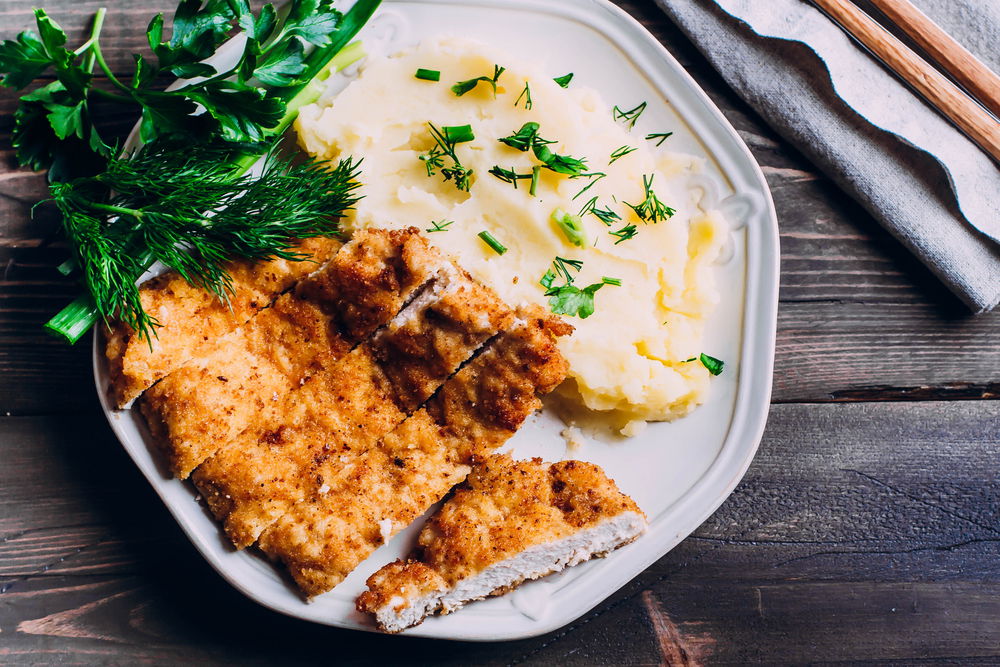 שניצל חזה עוף אפוי בציפוי פירורי לחם ושום