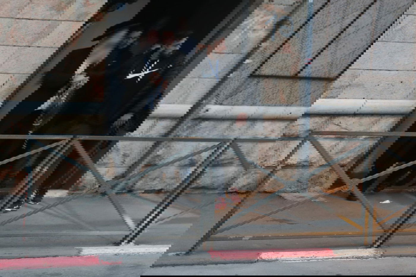 המשטרה פשטה על מאה שערים; שלושה חשודים נעצרו