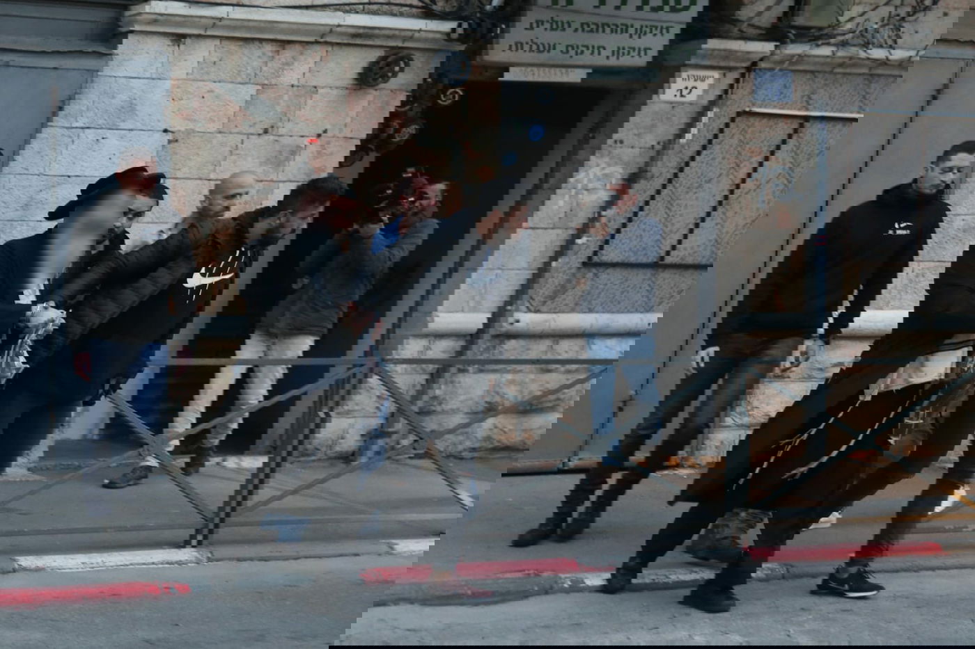 המשטרה פשטה על מאה שערים; שלושה חשודים נעצרו