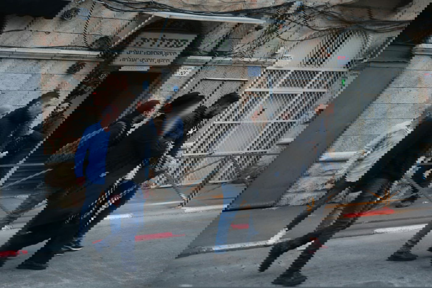 המשטרה פשטה על מאה שערים; שלושה חשודים נעצרו