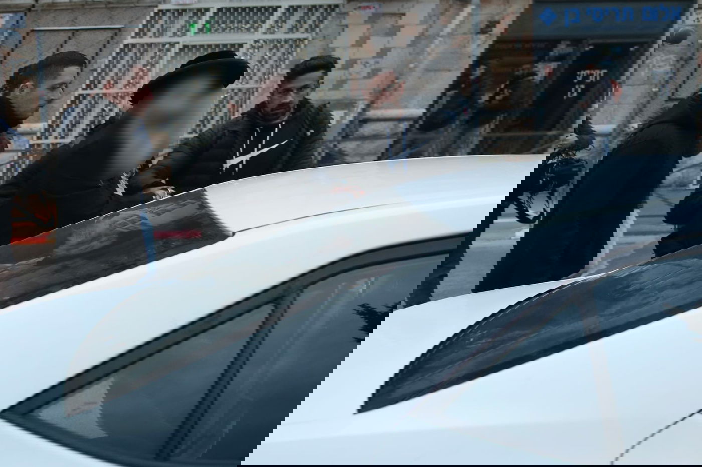 המשטרה פשטה על מאה שערים; שלושה חשודים נעצרו