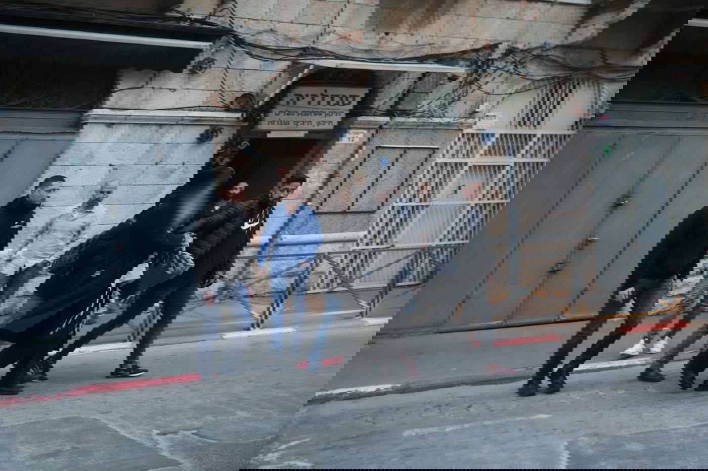 המשטרה פשטה על מאה שערים; שלושה חשודים נעצרו