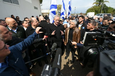 גנץ עקץ את נתניהו: צוללים בסקרים וממציאים סיפורים