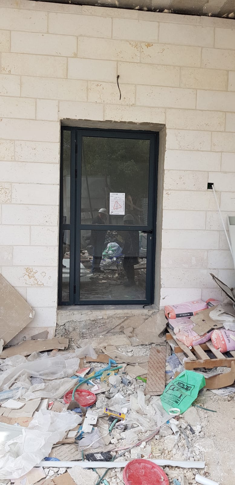 אלעד: ניסה לחבר חדר בקומה שלישית עם... ברגים