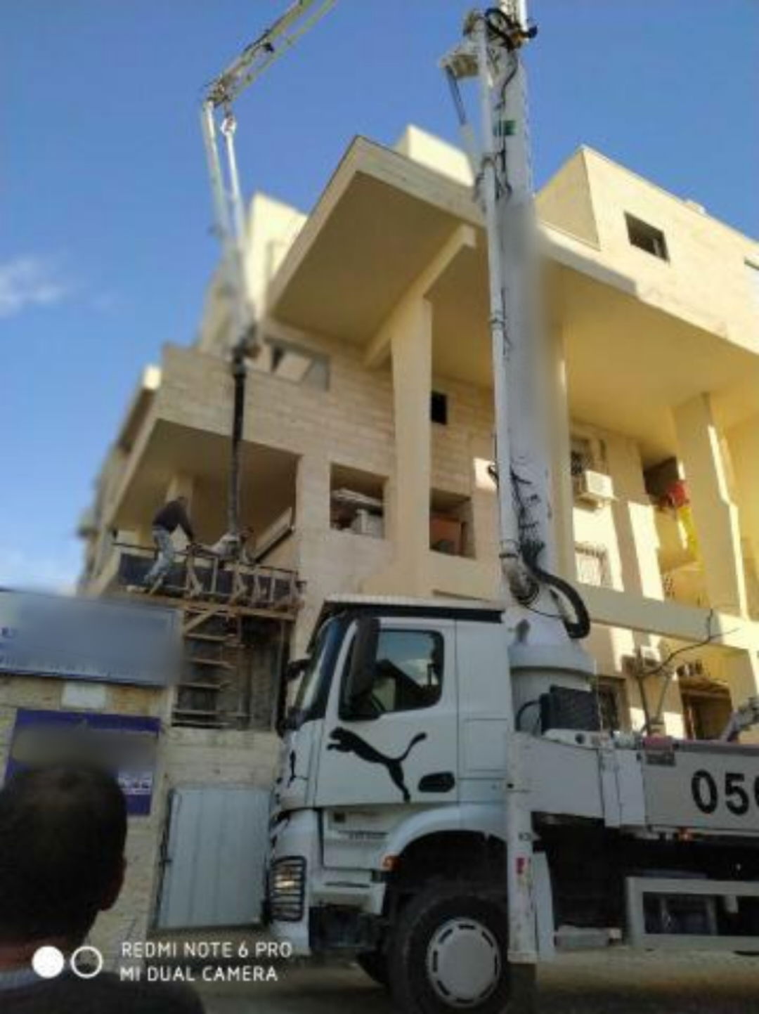 אלעד: ניסה לחבר חדר בקומה שלישית עם... ברגים