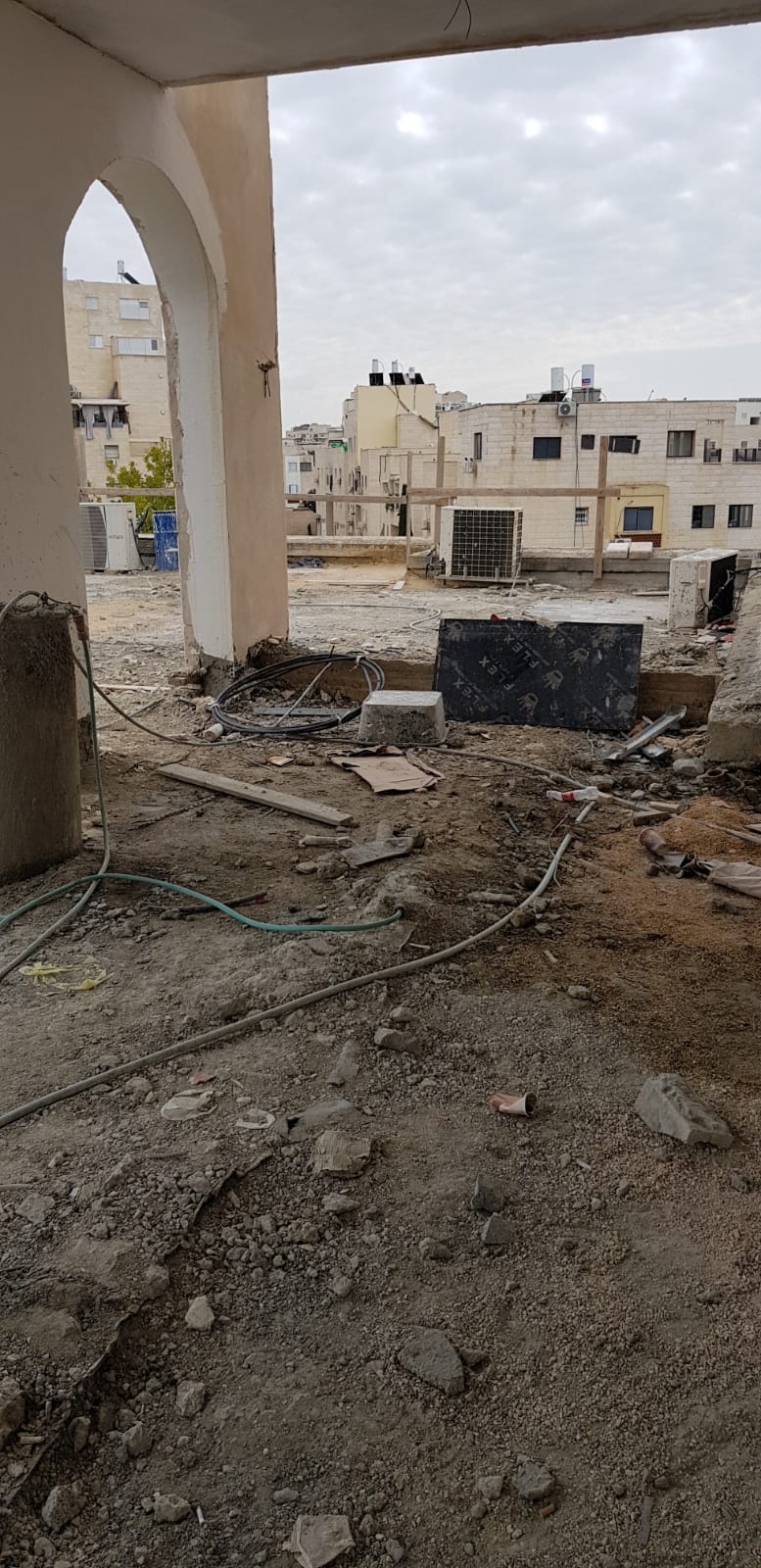 אלעד: ניסה לחבר חדר בקומה שלישית עם... ברגים