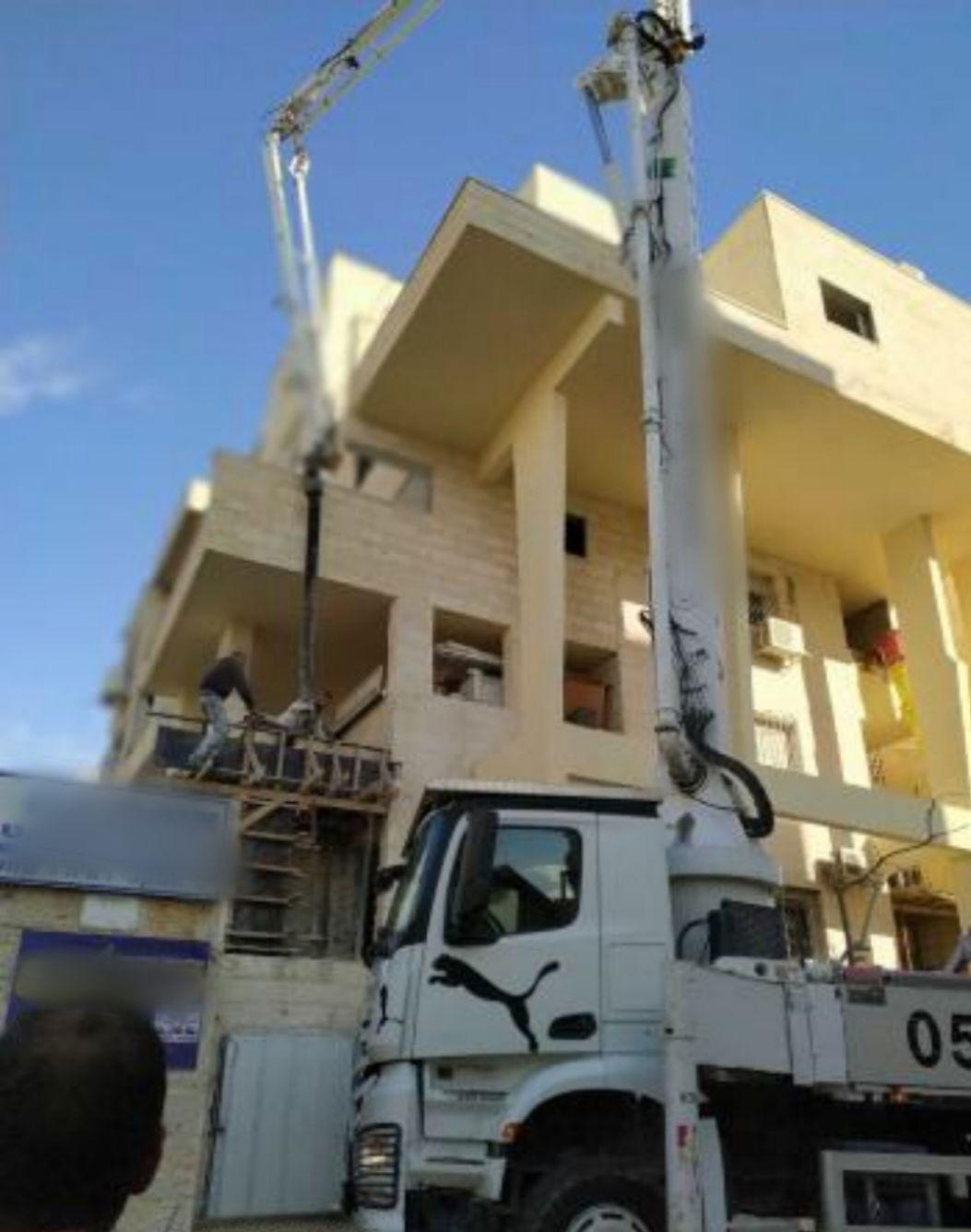 אלעד: ניסה לחבר חדר בקומה שלישית עם... ברגים