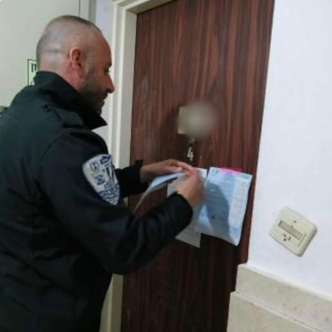 אלעד: ניסה לחבר חדר בקומה שלישית עם... ברגים