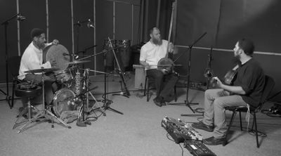 נאור כרמי וחברים בניגון התוועדות • צפו