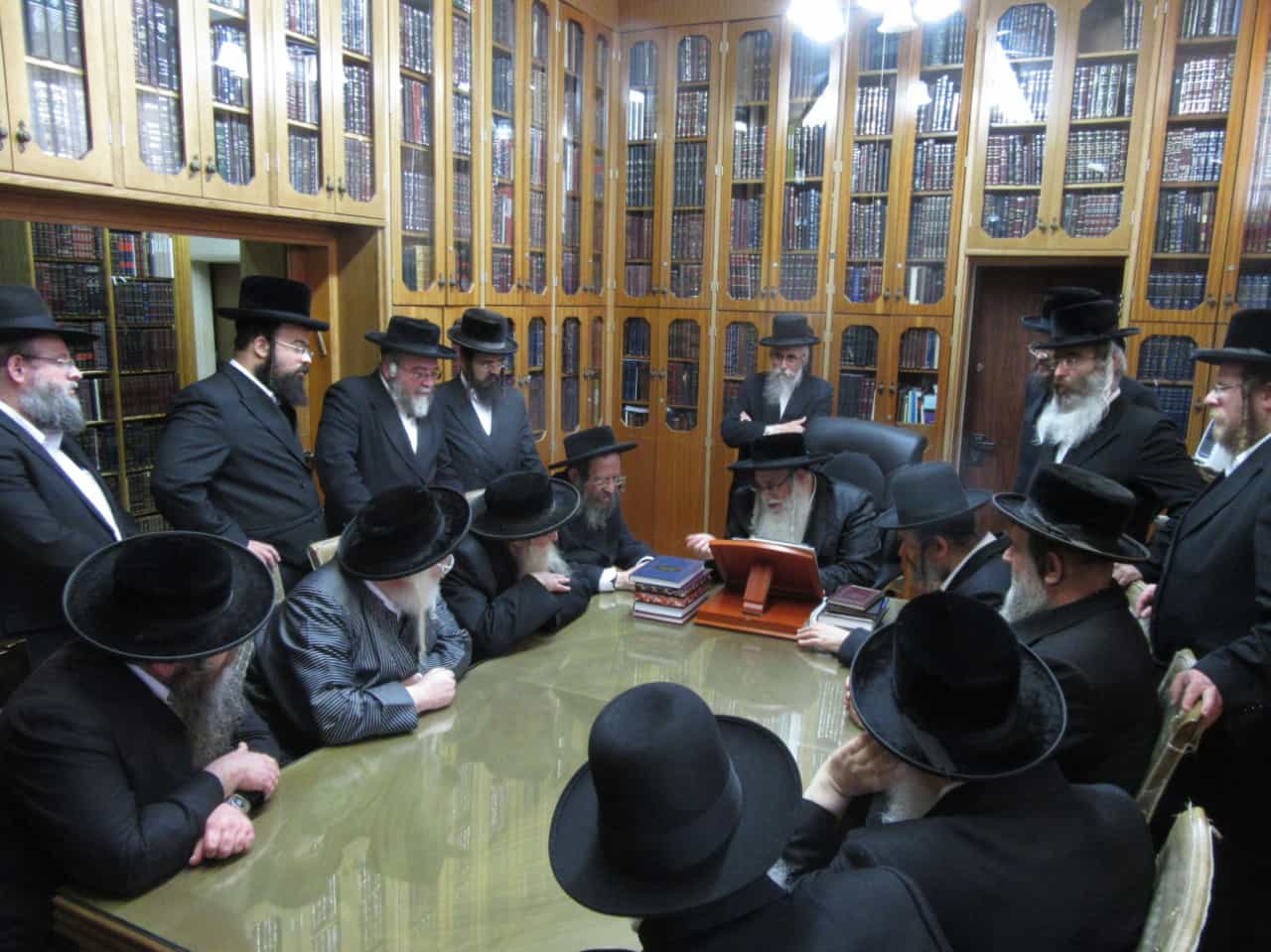 הדיינים אצל האדמו"ר