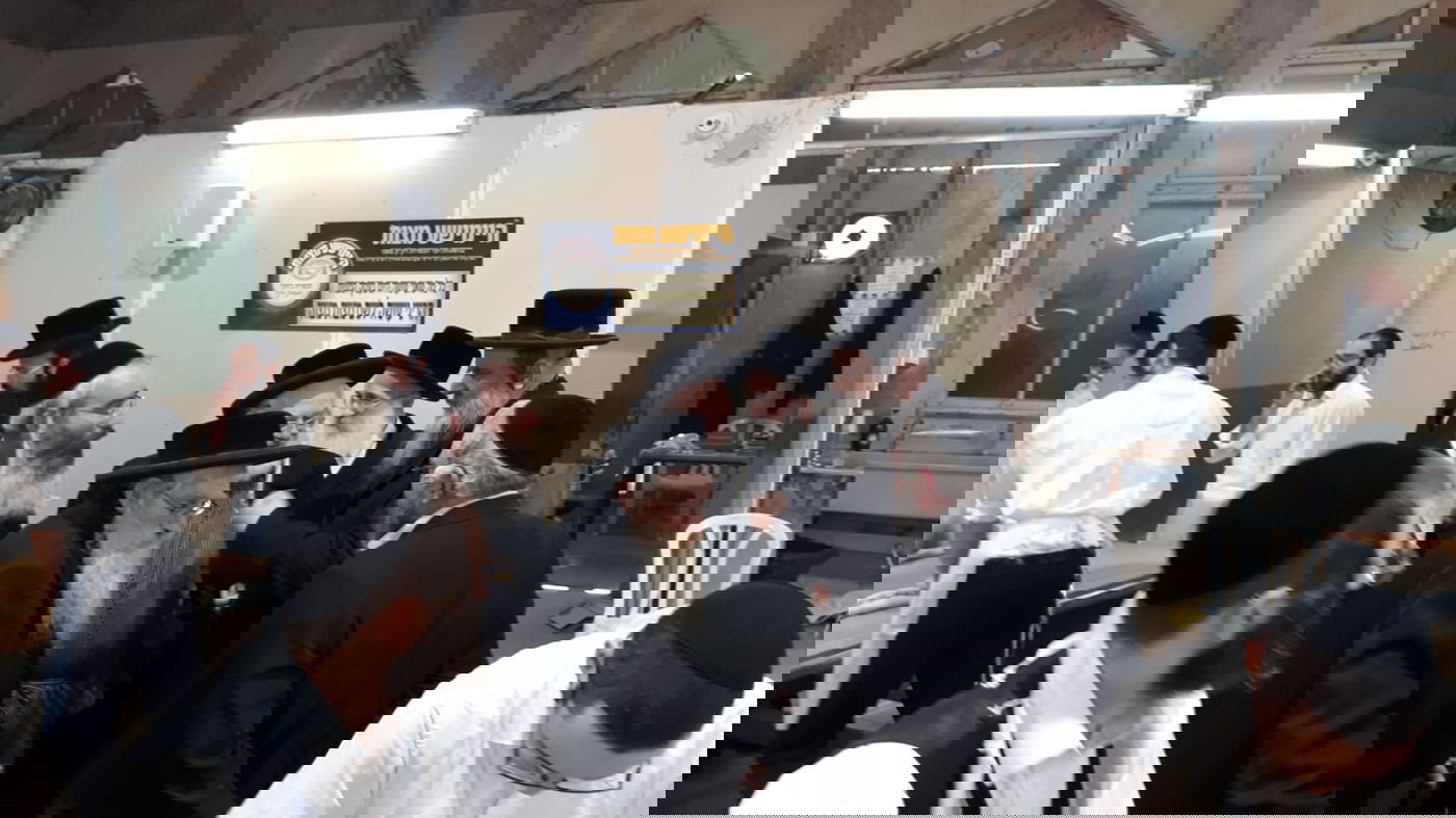 דייני 'העדה' אפו מצות וביקרו אצל האדמו"ר