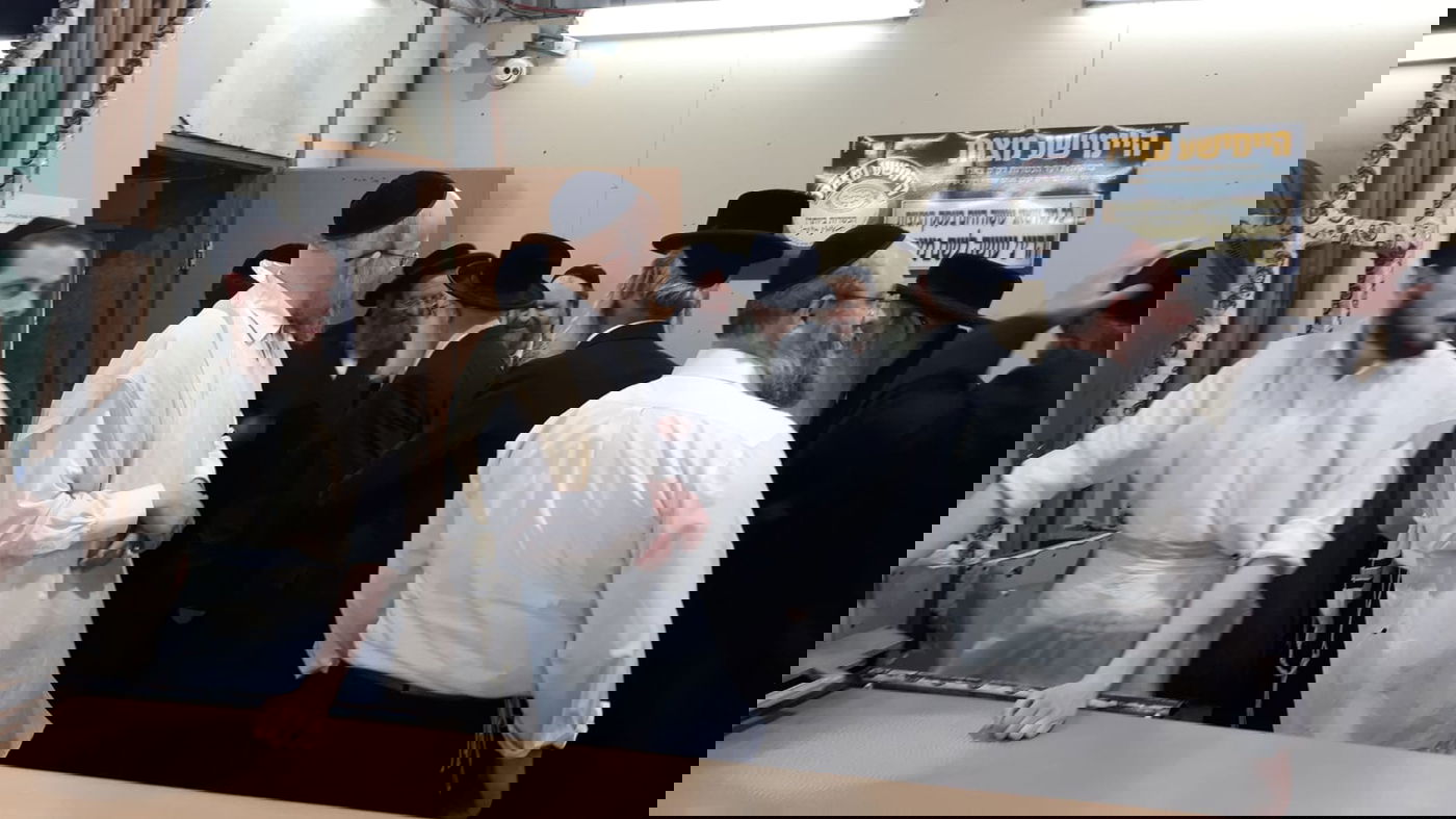 דייני 'העדה' אפו מצות וביקרו אצל האדמו"ר