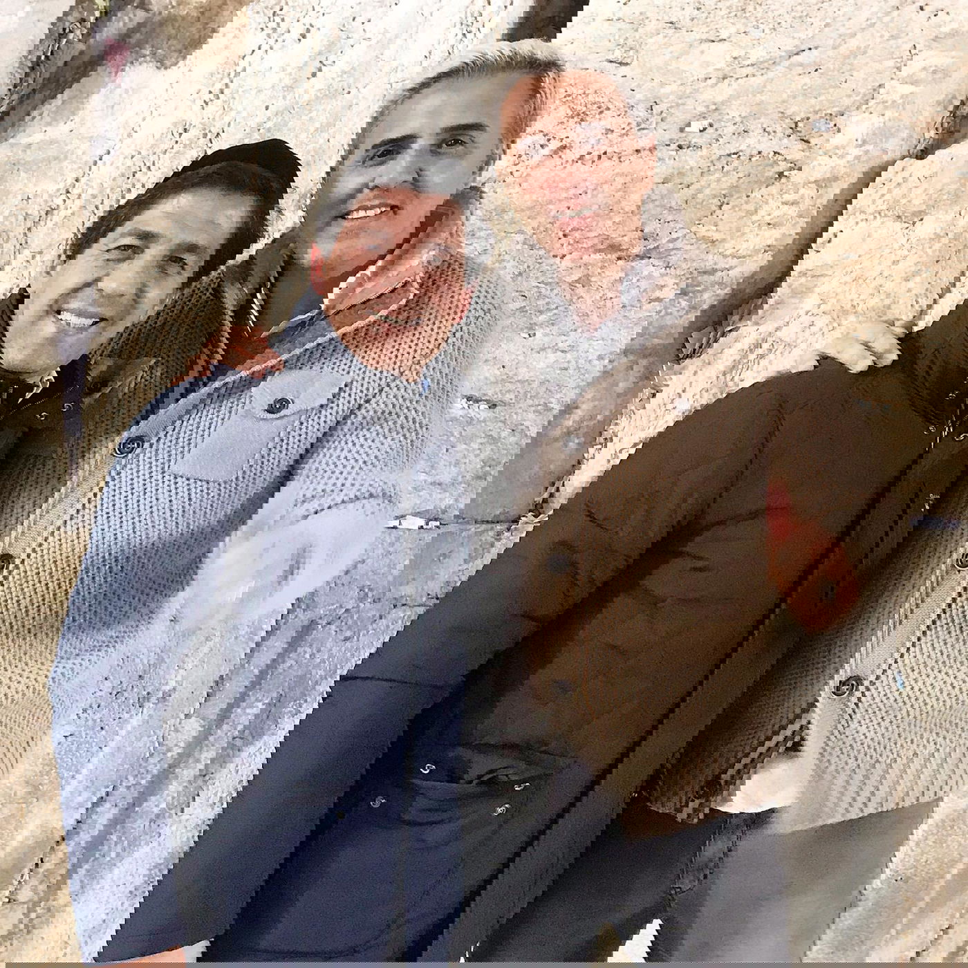 צפו: הזמר הישראלי קובי פרץ בתפילה בכותל