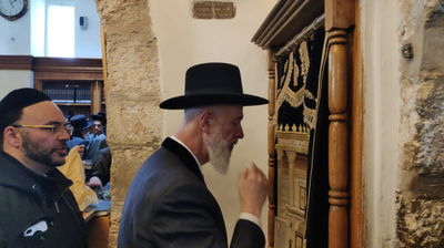 הרב מצגר בקבר רחל