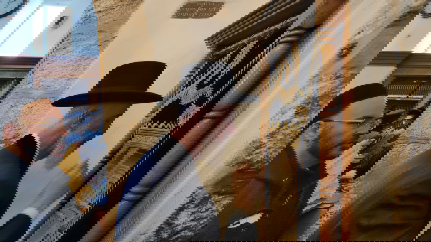 אחרי השחרור מהכלא: הרב מצגר בקבר רחל