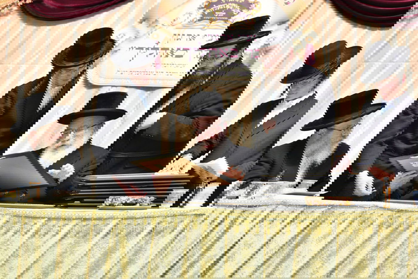 בחורי 'מכנובקא בעלזא' חגגו סיום שתי מסכתות