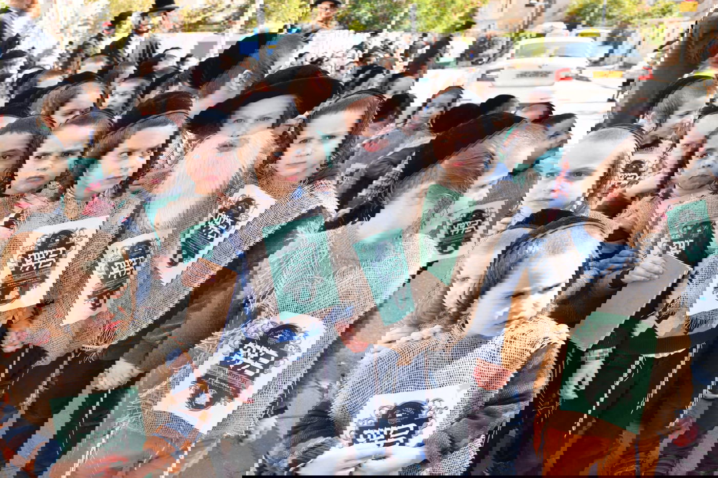 התחפושת של ילדי סאטמר: קנאים לבושי שק נגד הבחירות