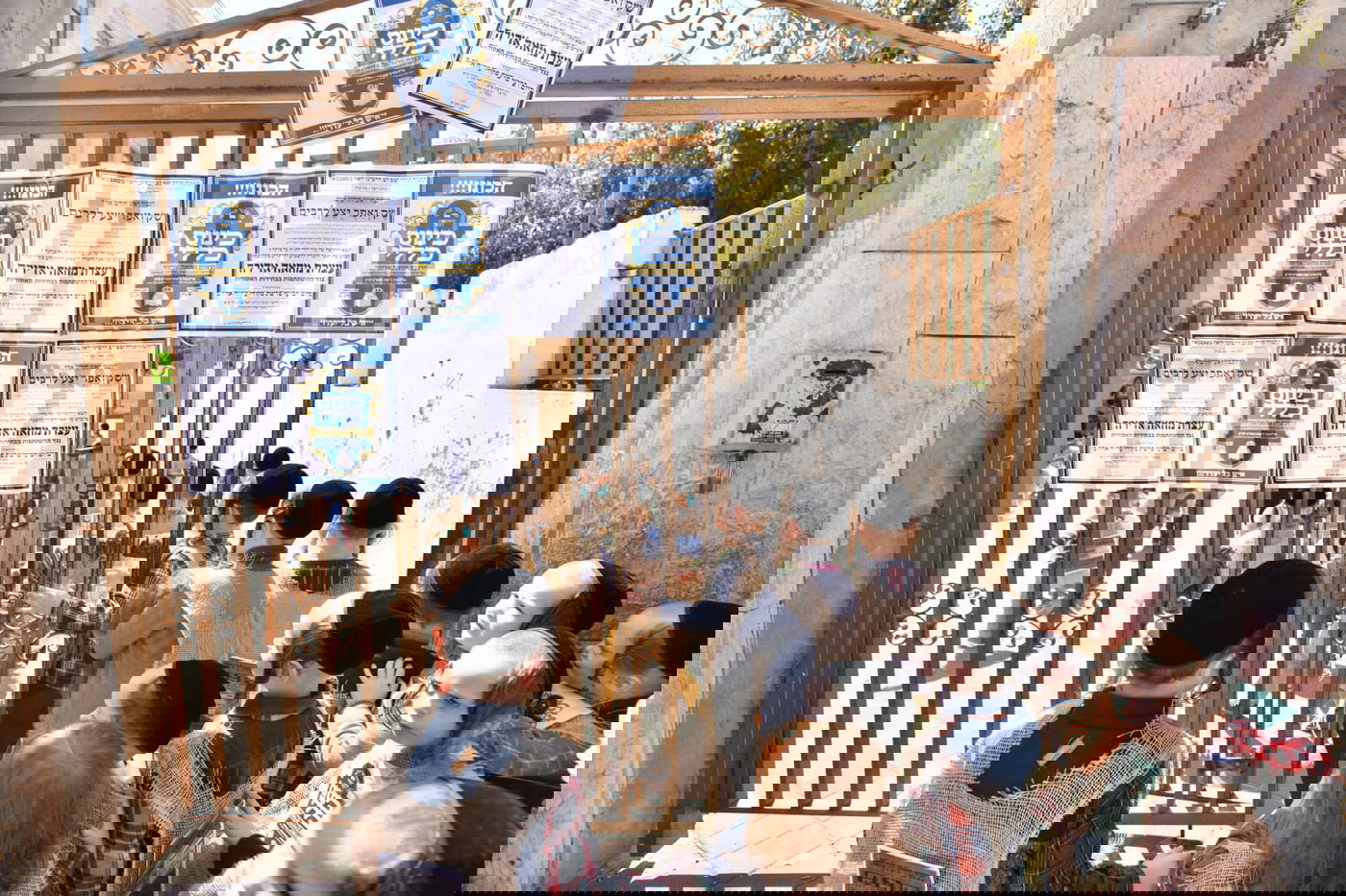 התחפושת של ילדי סאטמר: קנאים לבושי שק נגד הבחירות