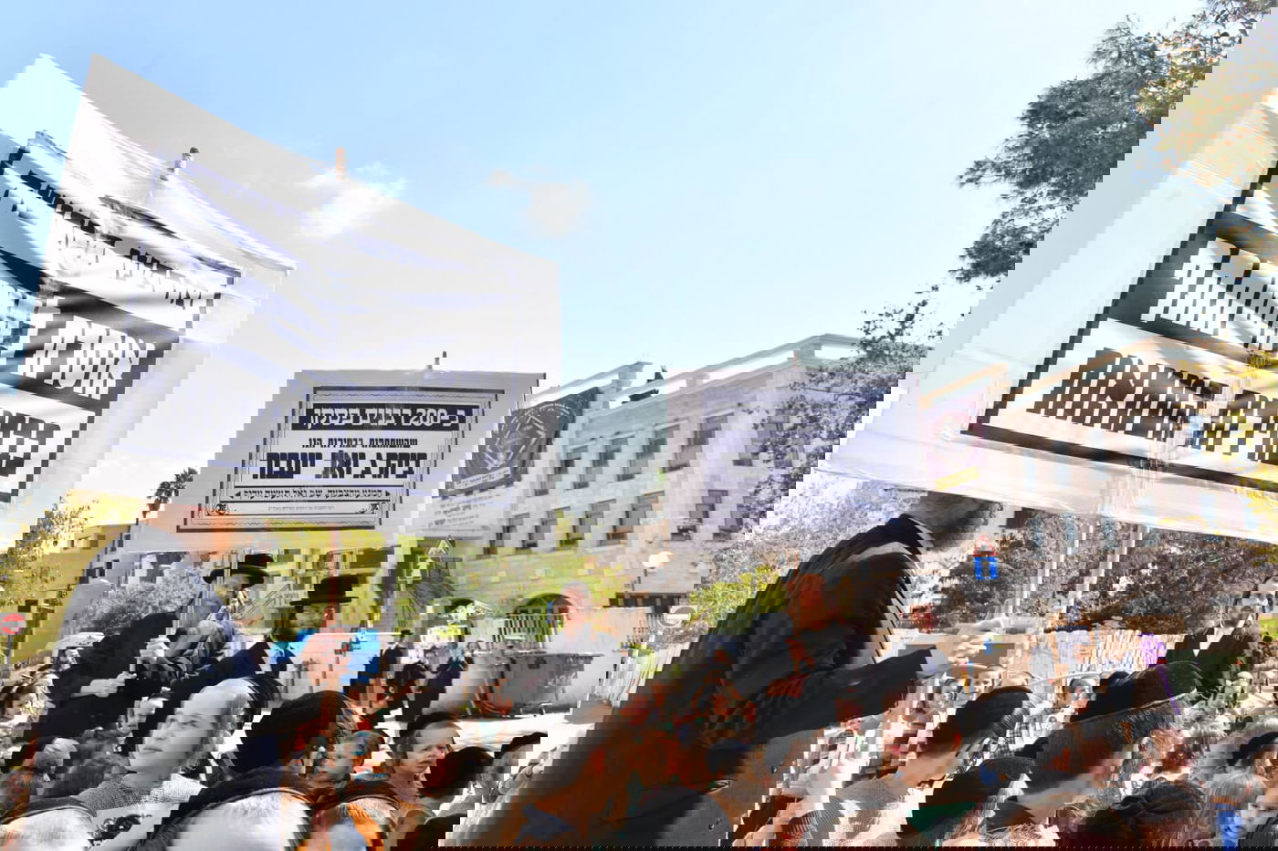 התחפושת של ילדי סאטמר: קנאים לבושי שק נגד הבחירות