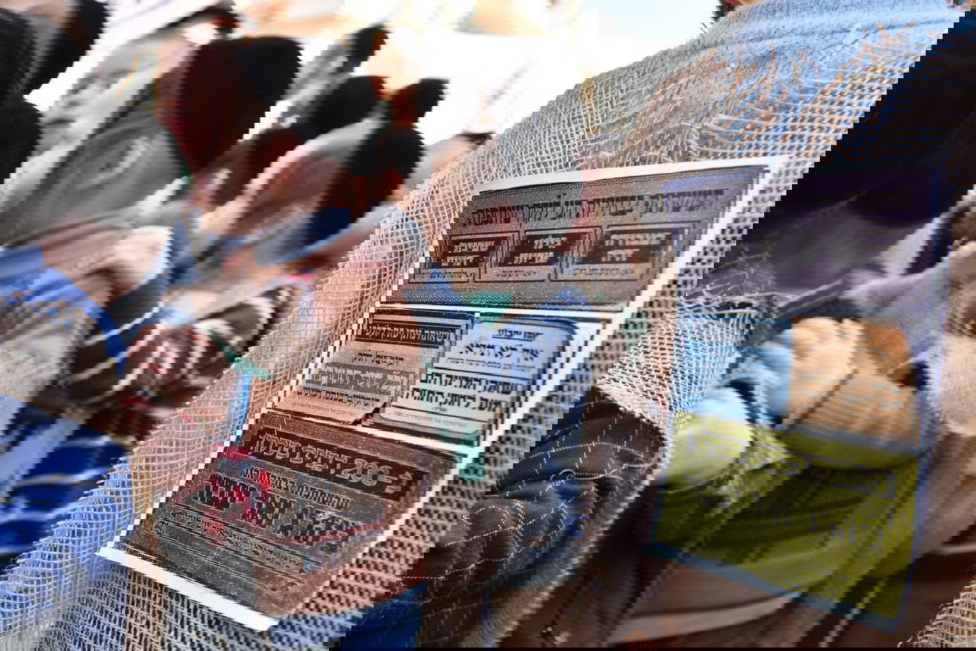 התחפושת של ילדי סאטמר: קנאים לבושי שק נגד הבחירות