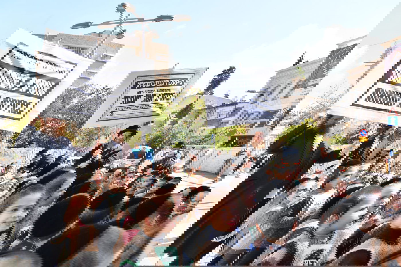 התחפושת של ילדי סאטמר: קנאים לבושי שק נגד הבחירות