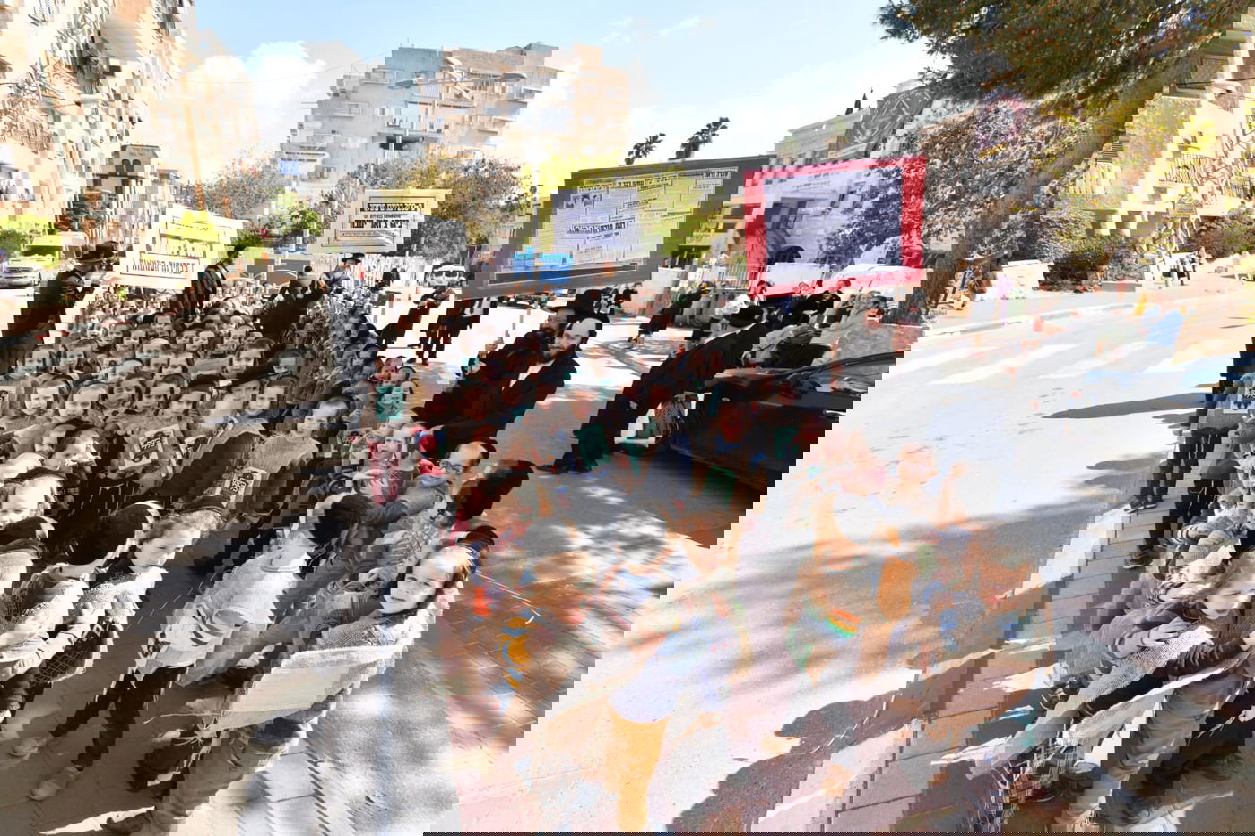 התחפושת של ילדי סאטמר: קנאים לבושי שק נגד הבחירות