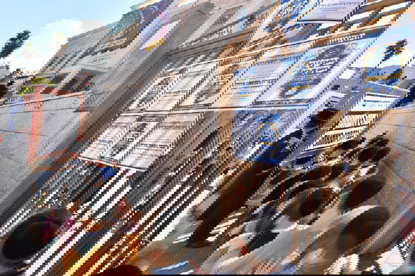 התחפושת של ילדי סאטמר: קנאים לבושי שק נגד הבחירות