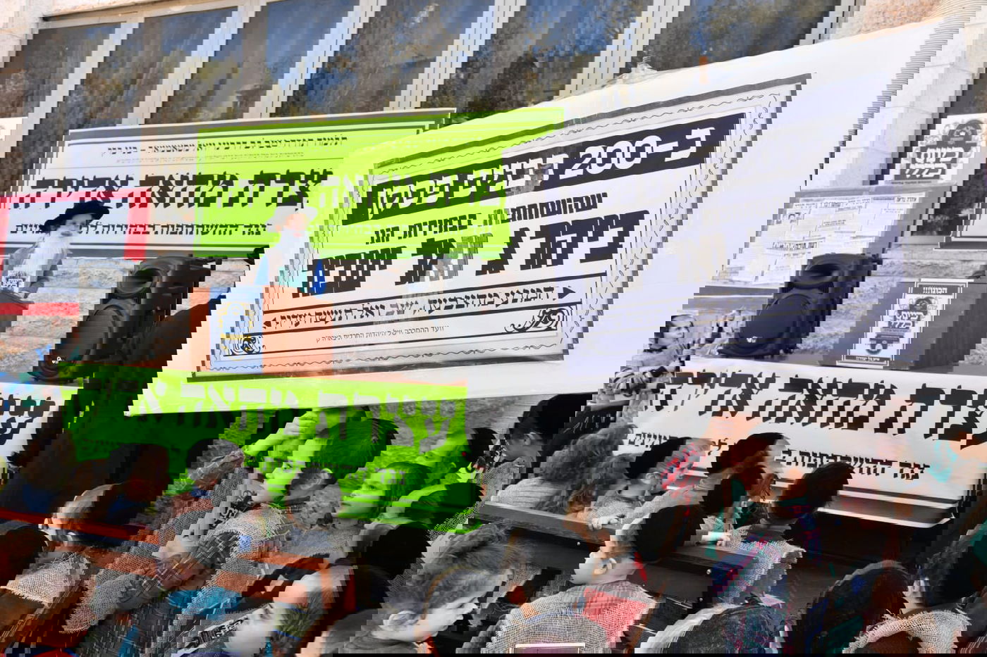 התחפושת של ילדי סאטמר: קנאים לבושי שק נגד הבחירות