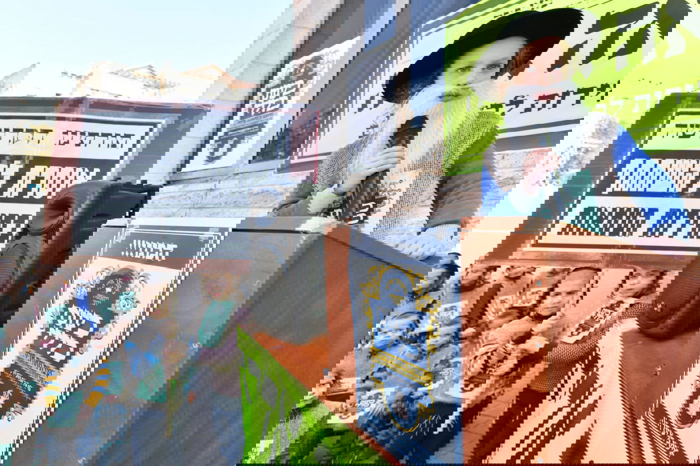 התחפושת של ילדי סאטמר: קנאים לבושי שק נגד הבחירות