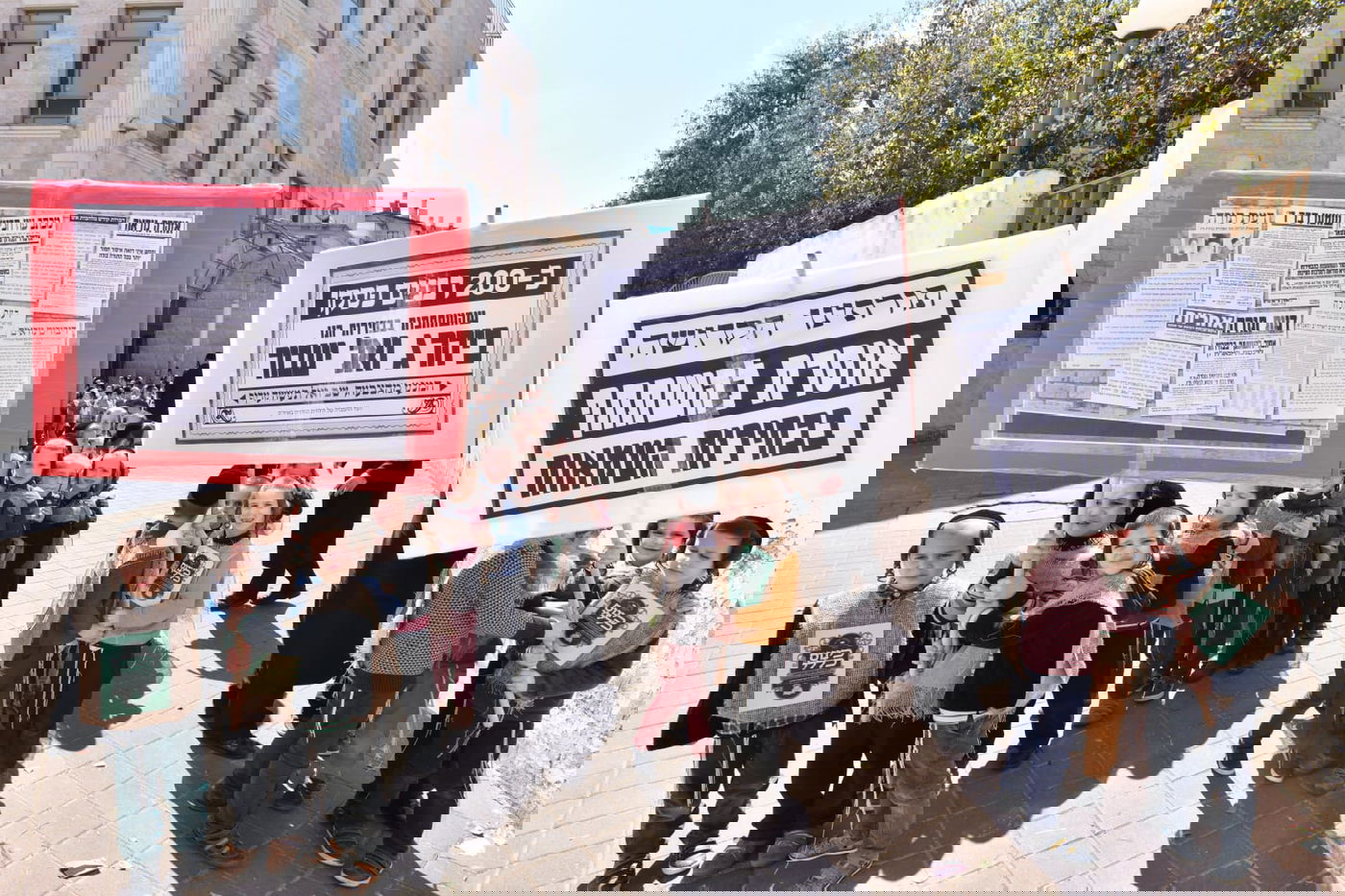 התחפושת של ילדי סאטמר: קנאים לבושי שק נגד הבחירות