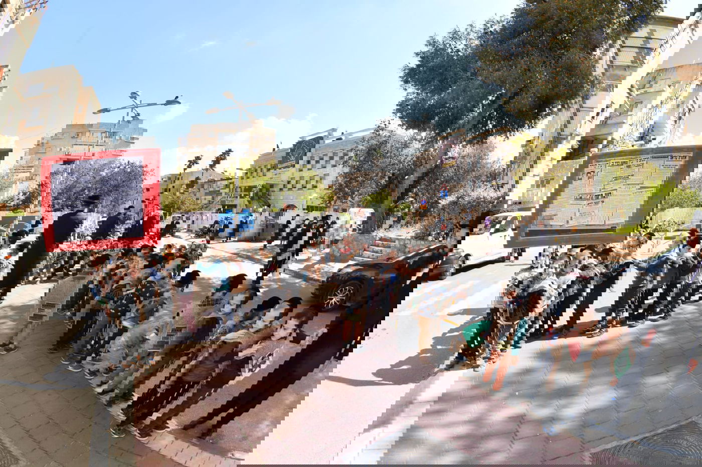 התחפושת של ילדי סאטמר: קנאים לבושי שק נגד הבחירות