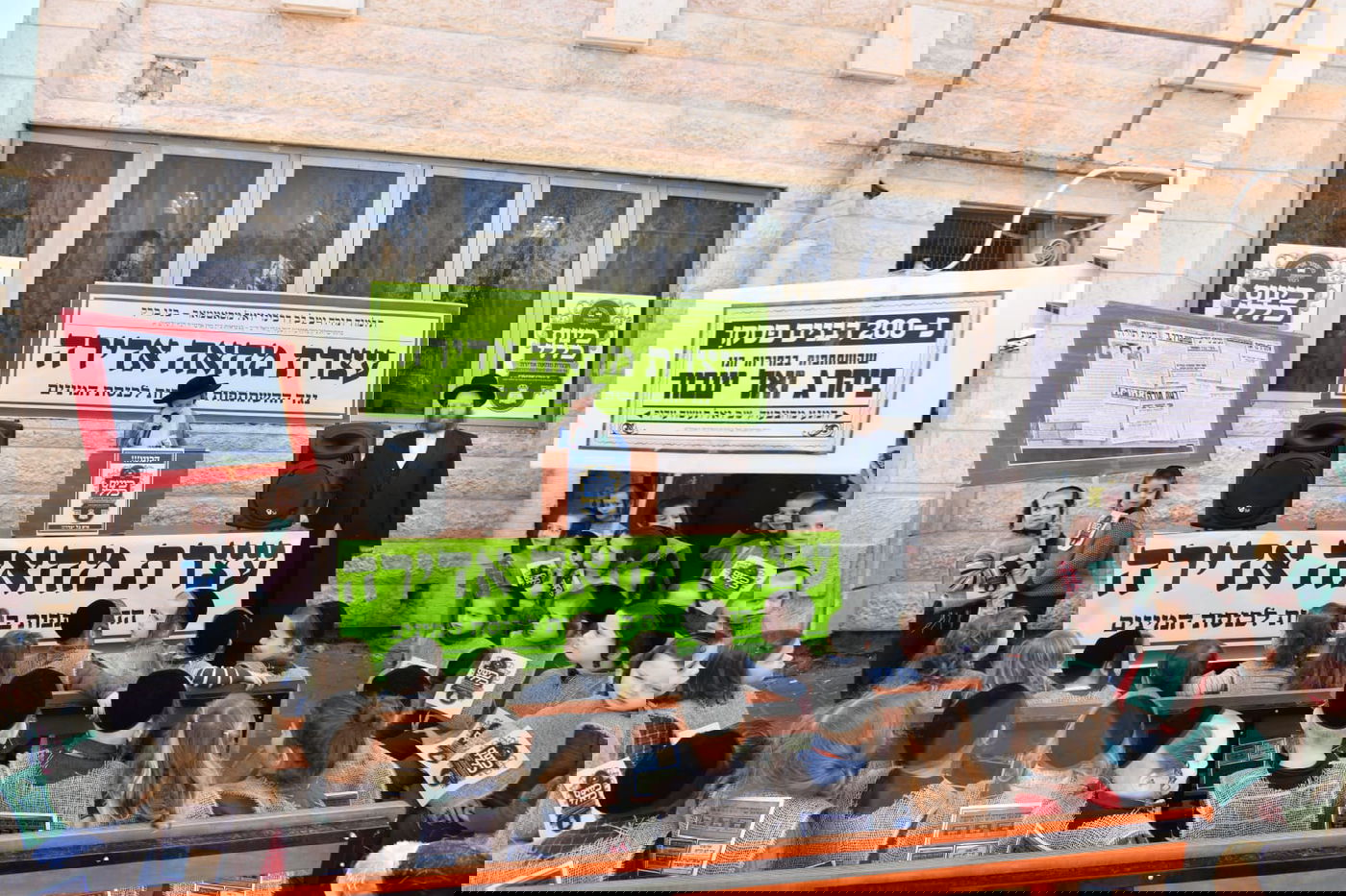 התחפושת של ילדי סאטמר: קנאים לבושי שק נגד הבחירות