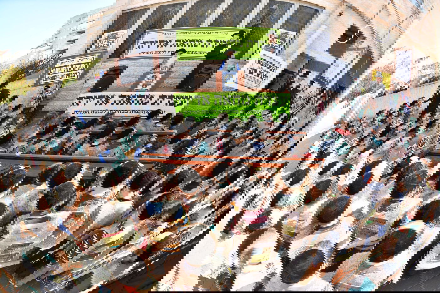 התחפושת של ילדי סאטמר: קנאים לבושי שק נגד הבחירות