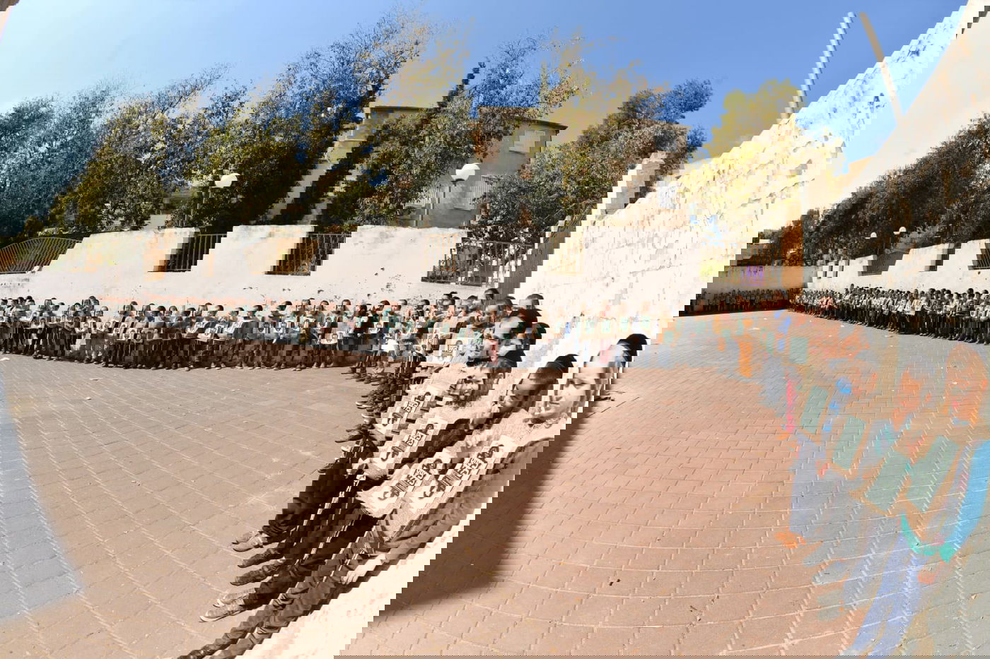 התחפושת של ילדי סאטמר: קנאים לבושי שק נגד הבחירות