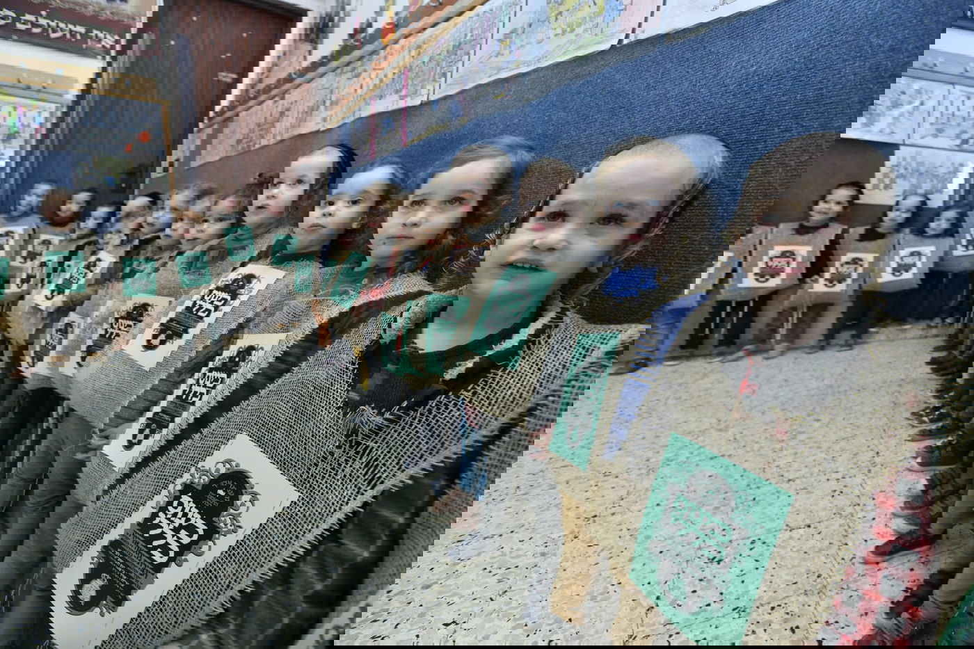 התחפושת של ילדי סאטמר: קנאים לבושי שק נגד הבחירות