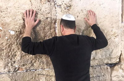 חצות לילה בכותל: הזמר ליאור נרקיס בתפילה