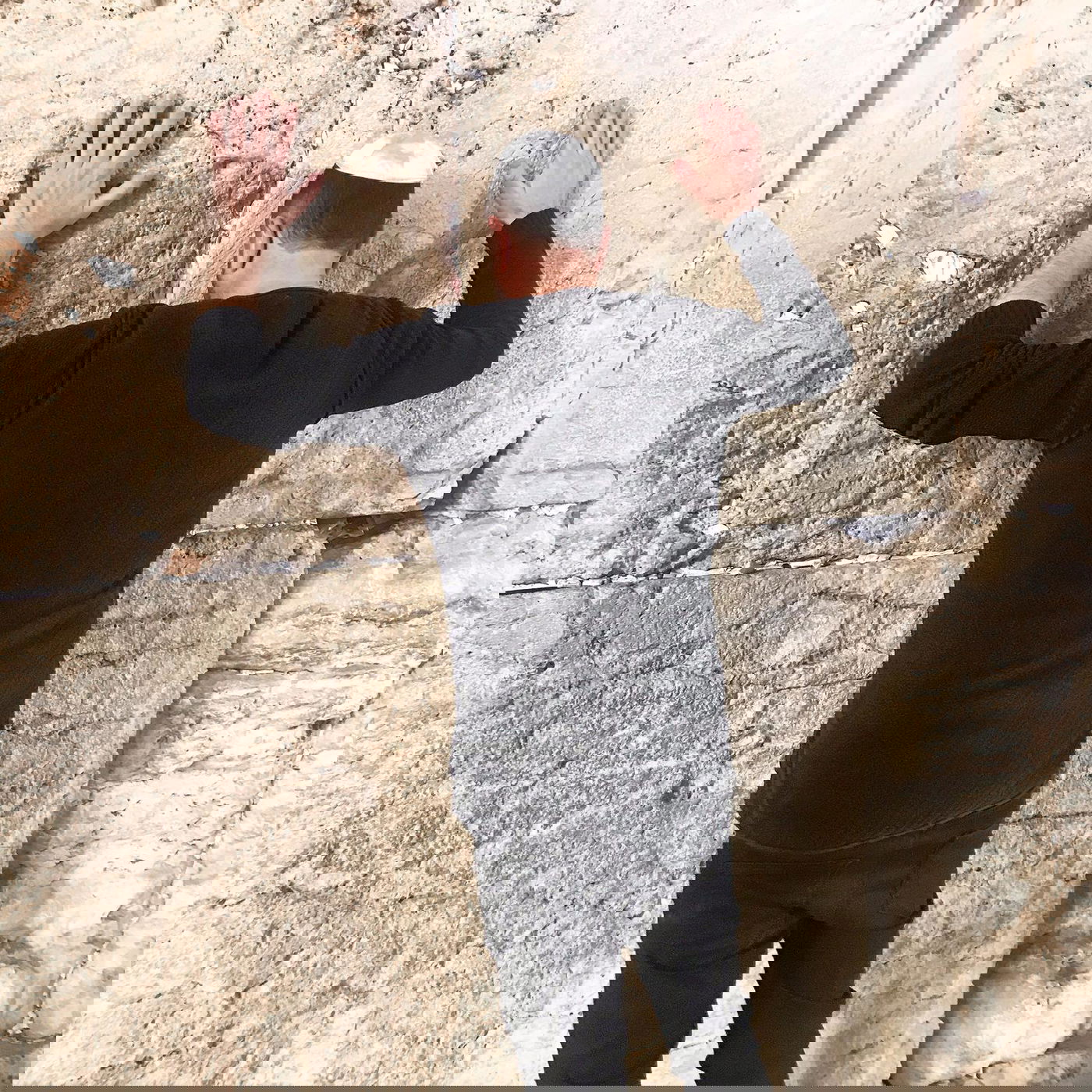 חצות לילה בכותל: הזמר ליאור נרקיס בתפילה