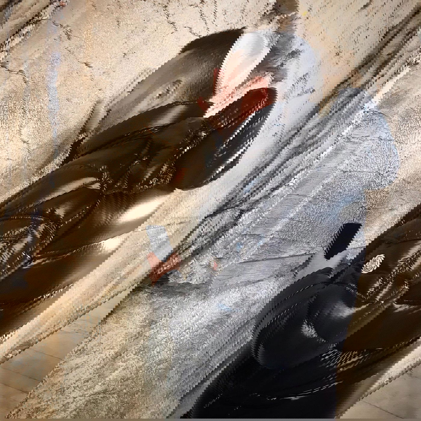 חצות לילה בכותל: הזמר ליאור נרקיס בתפילה