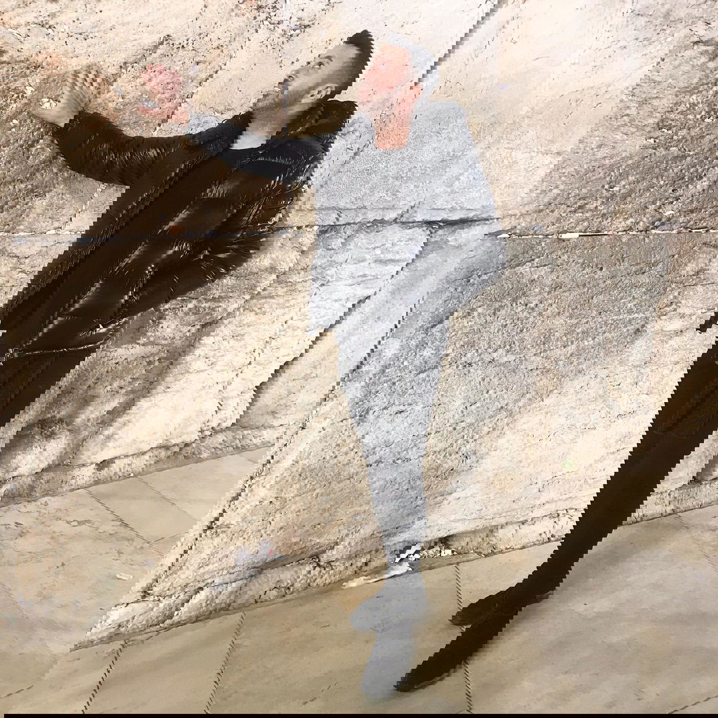 חצות לילה בכותל: הזמר ליאור נרקיס בתפילה