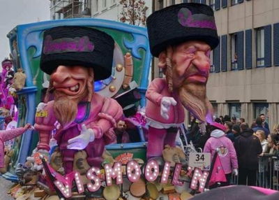 הבובות האנטישמיות בתהלוכה