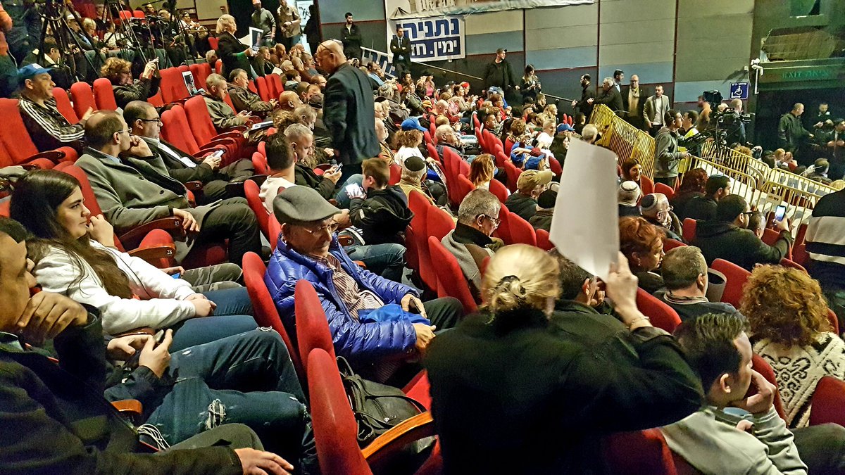 מול אולם חצי ריק; נתניהו תקף: "לפיד וגנץ זה שמאל בריבוע"